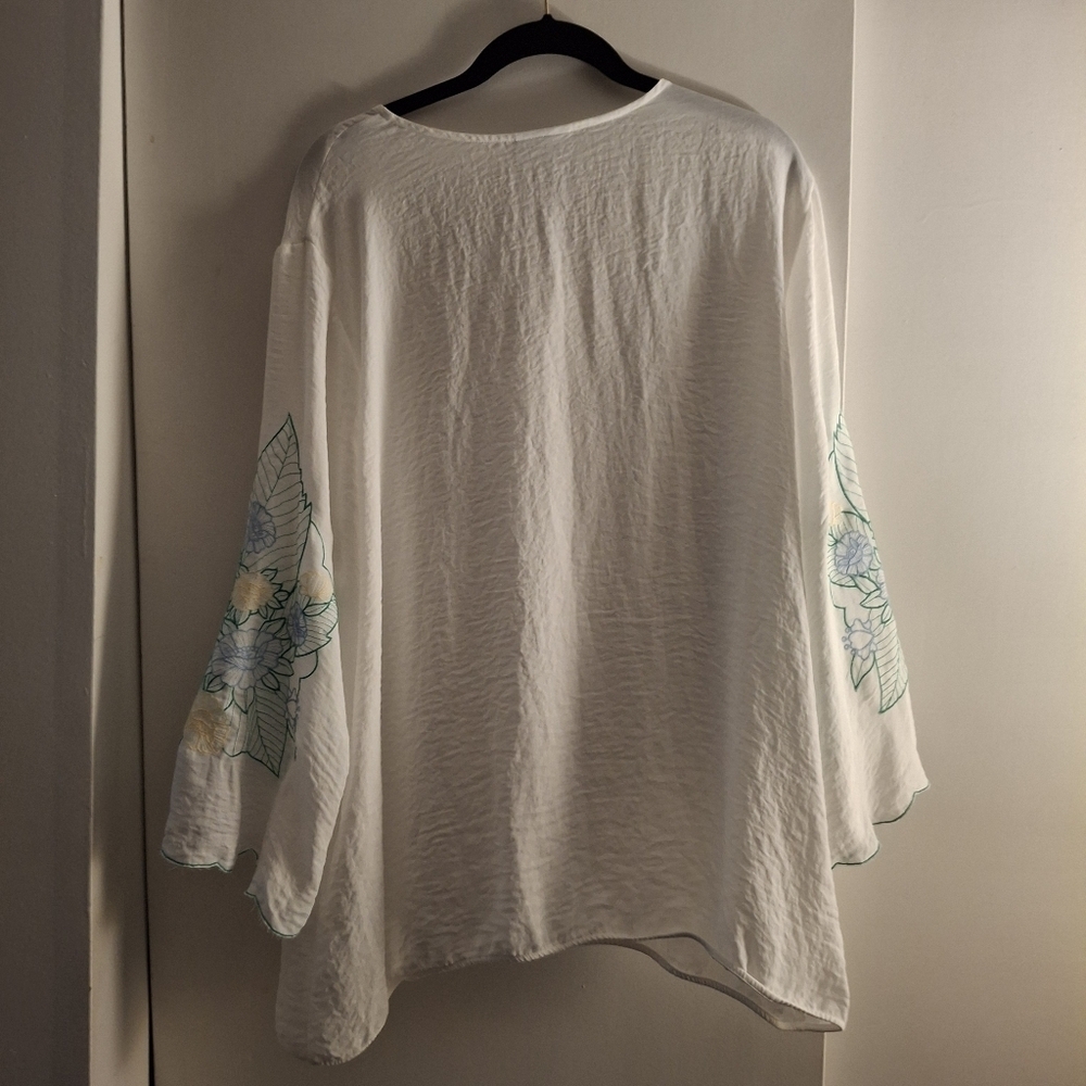 Liz Claiborne White Sheer Floral Women's Top - Picture 2 of 7